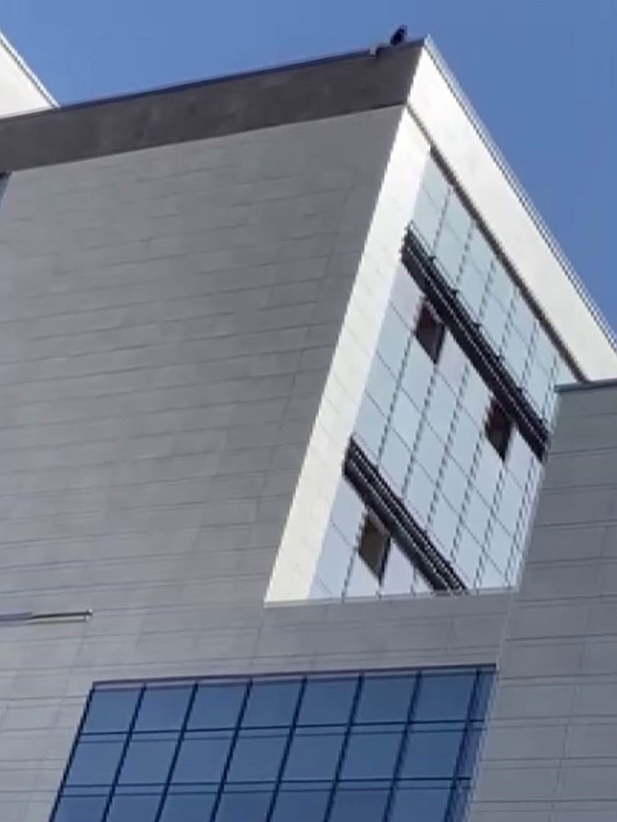 Alacağını tahsil edemeyince inşaatın çatısına çıktı