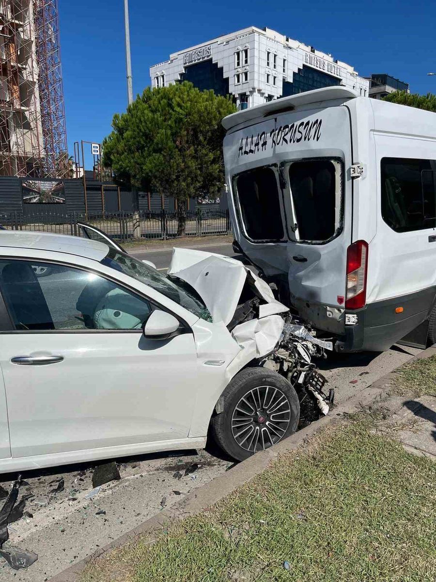 Otomobil minibüse arkadan çarptı: 4 yaralı