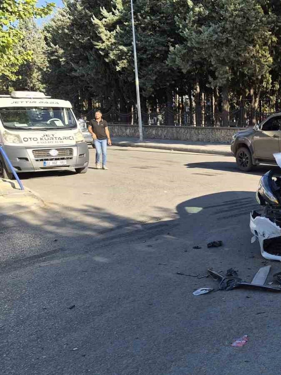 Adıyaman’da 2 otomobil çarpıştı: 1 yaralı
