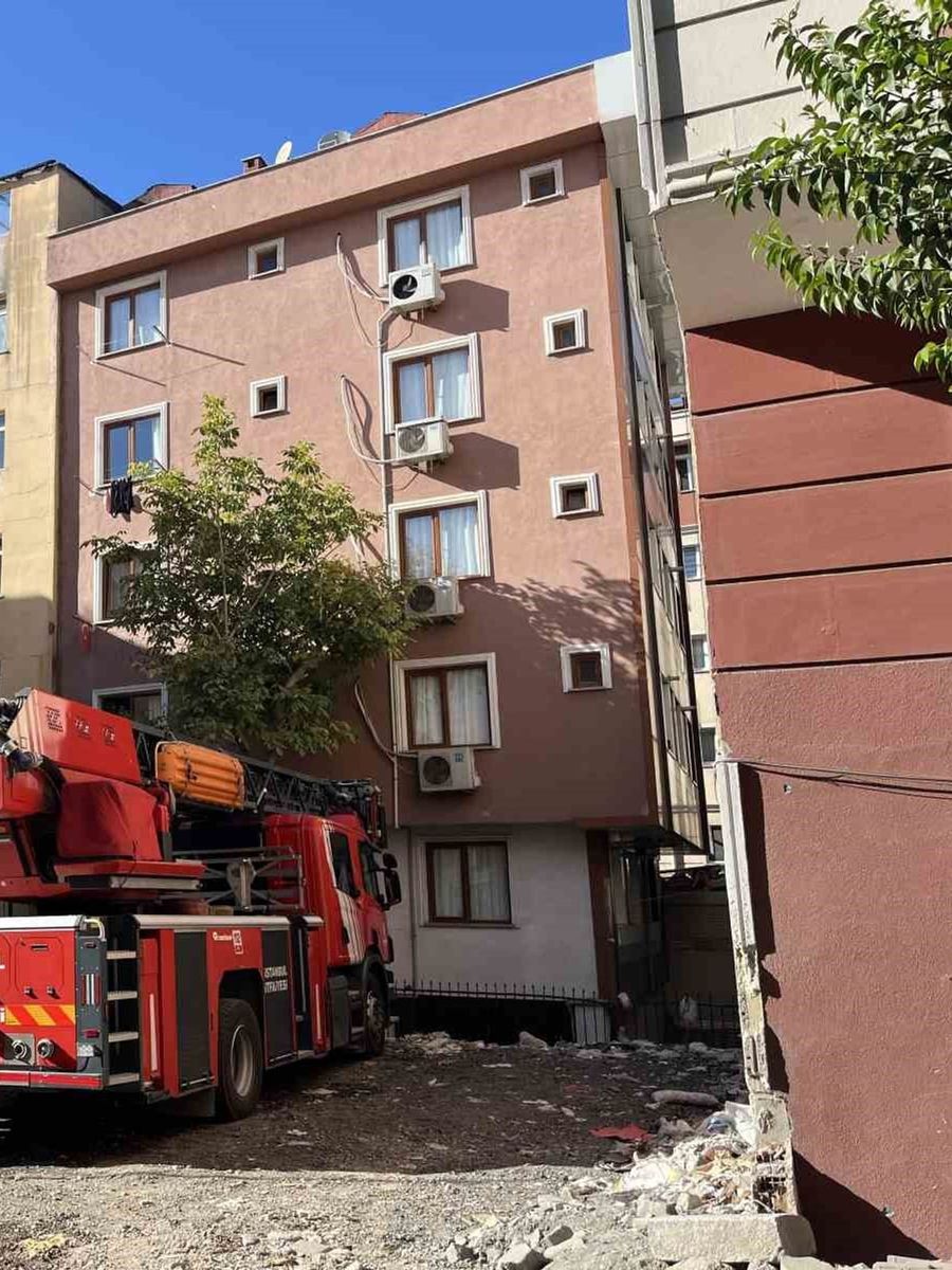 Bahçelievler’de kentsel dönüşüm kapsamında boşaltılan 7 katlı binanın çatısında yangın çıktı