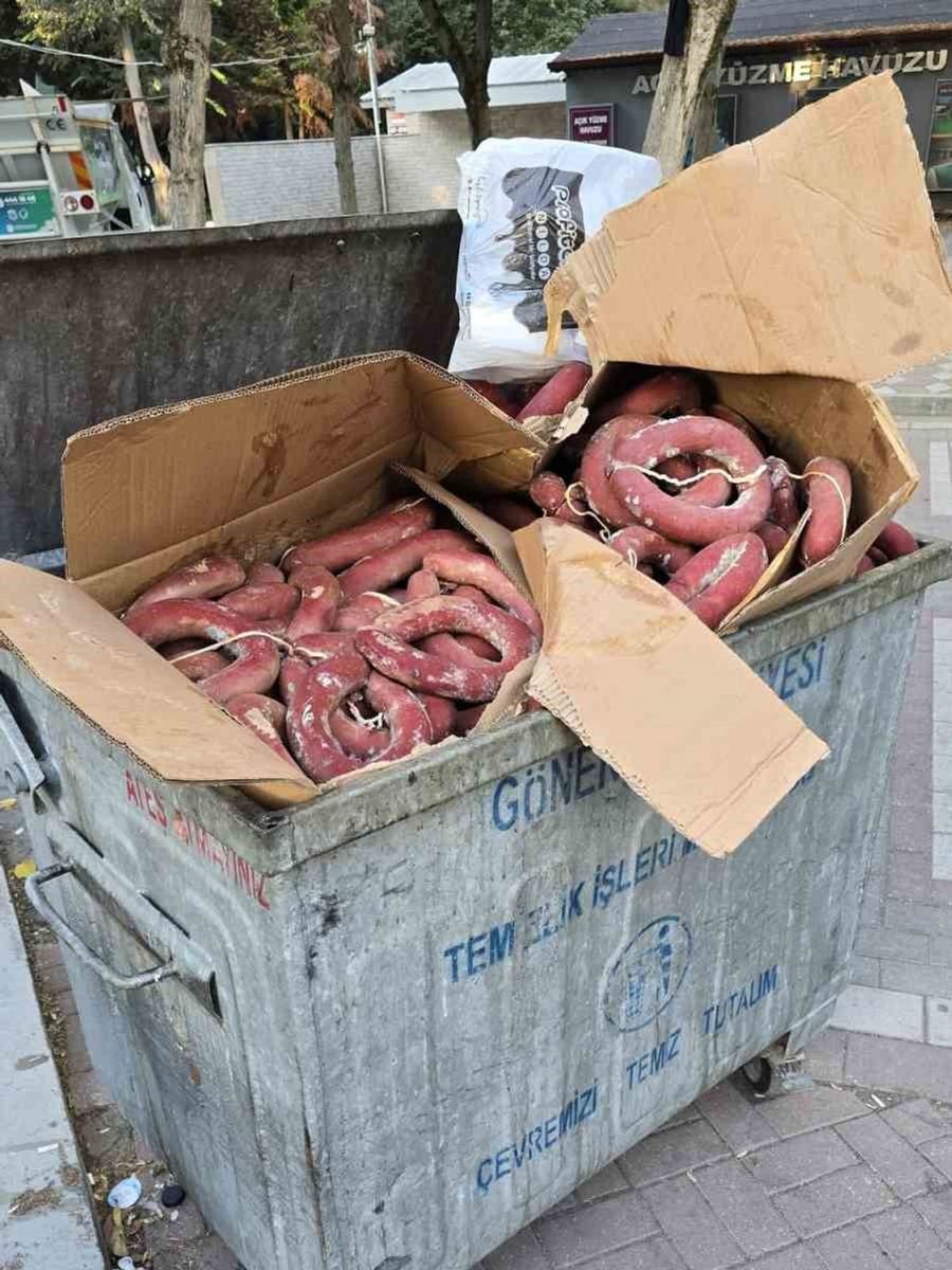 Gönen’de fuar sonrası çöp konteynerinde sucuklar bulundu