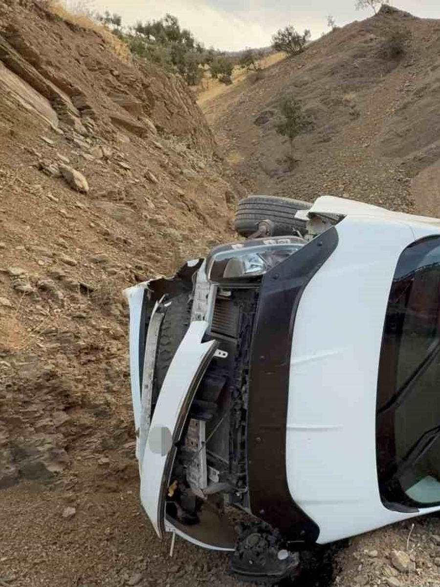 Derecik’te takla atan otomobilde karı koca yaralandı