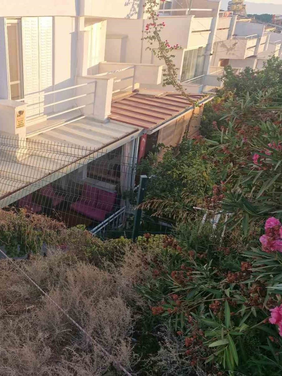 Yazlık evin verandasına otomobil düştü