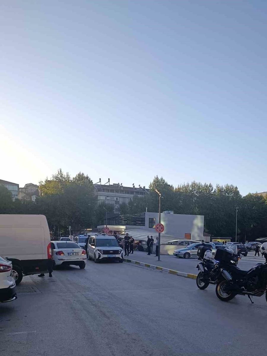 İşten çıkarıldığı gerekçesiyle silah ve bıçakla Kastamonu Belediyesini bastı