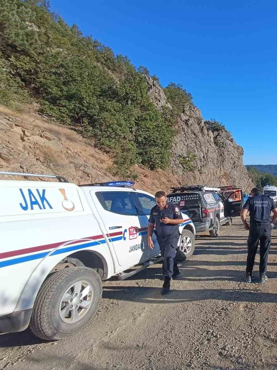 Kuşburnu toplarken uçuruma yuvarlanan vatandaşı ekipler kurtardı