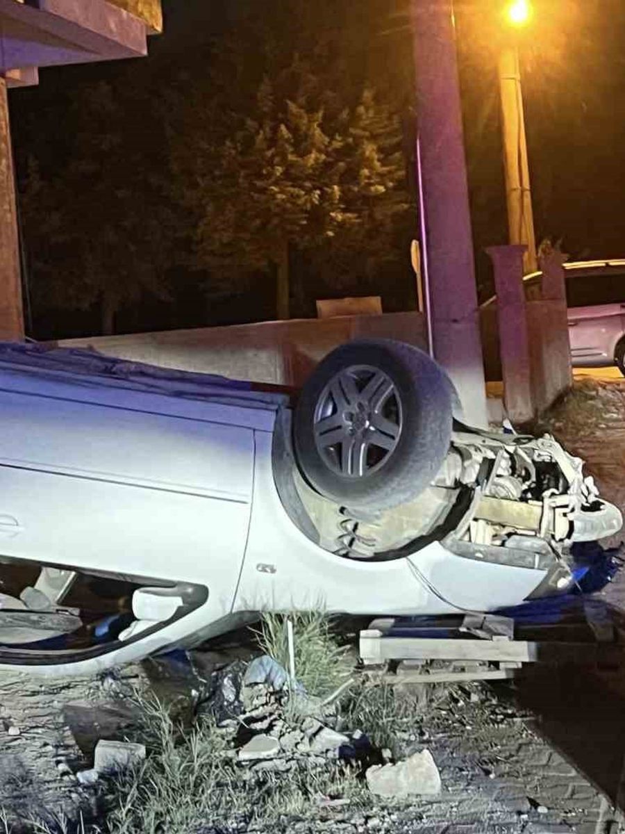 Burdur’da takla atan otomobilde 2 kişi yaralandı