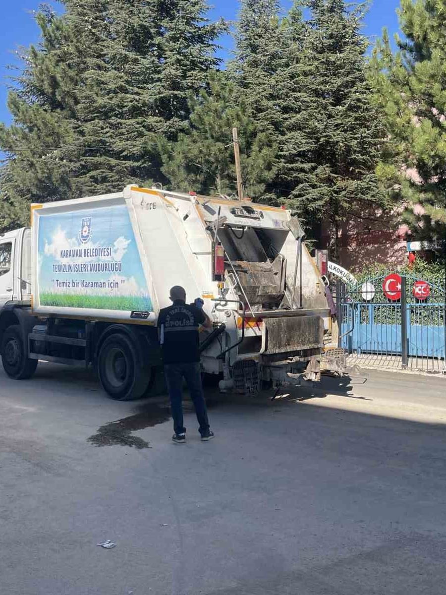 Karaman’da çöp kamyonundan düşen 2 işçi yaralandı: Kaza anı kameraya yansıdı