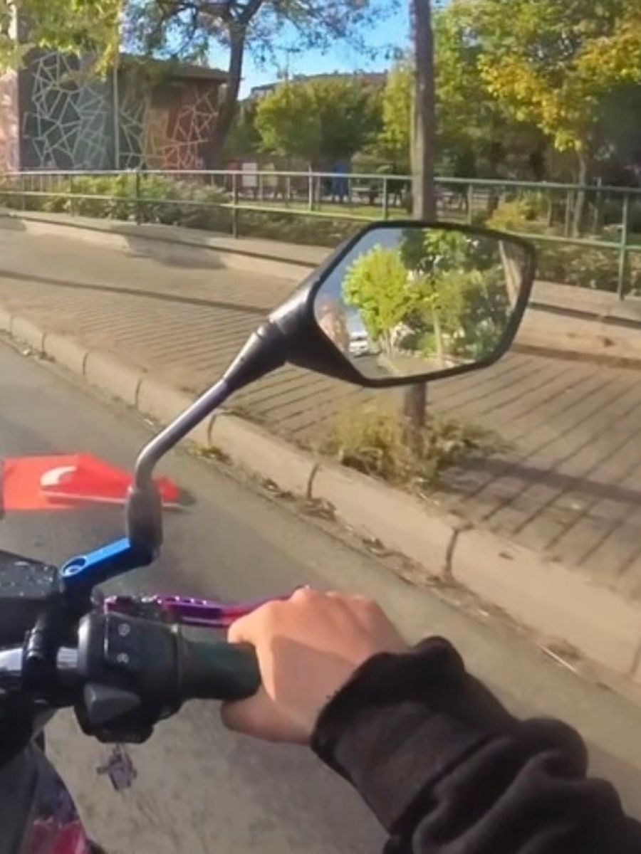 Türk bayraklarını yerde gören kadın kuryeden örnek davranış
