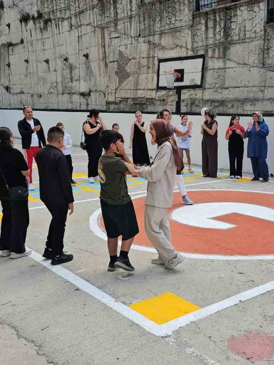 Öğrencileri okula kaynaştırmak için türkülü ve marşlı karşılama yaptılar