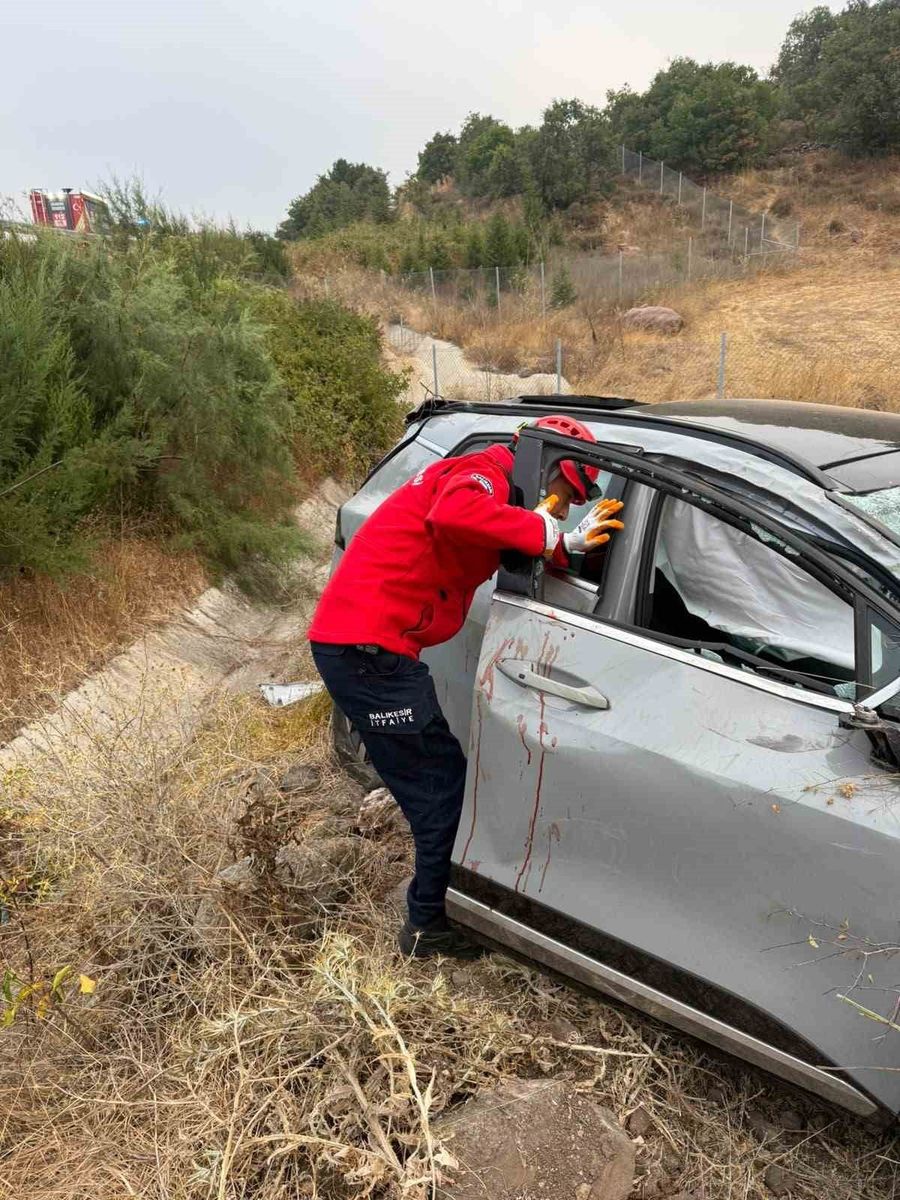 Balıkesir’de takla atan araçtaki 3 kişi yaralandı