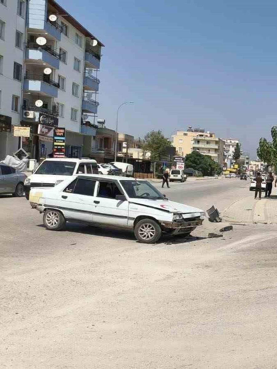 Osmaniye’de 3 otomobilin karıştığı kazada 1 kişi yaralandı