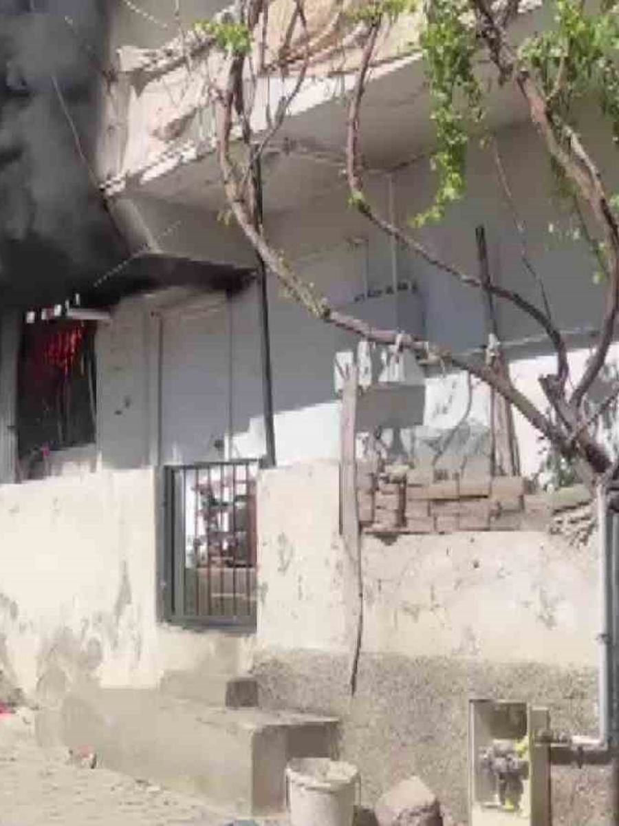 Diyarbakır’da ev alevlere teslim oldu