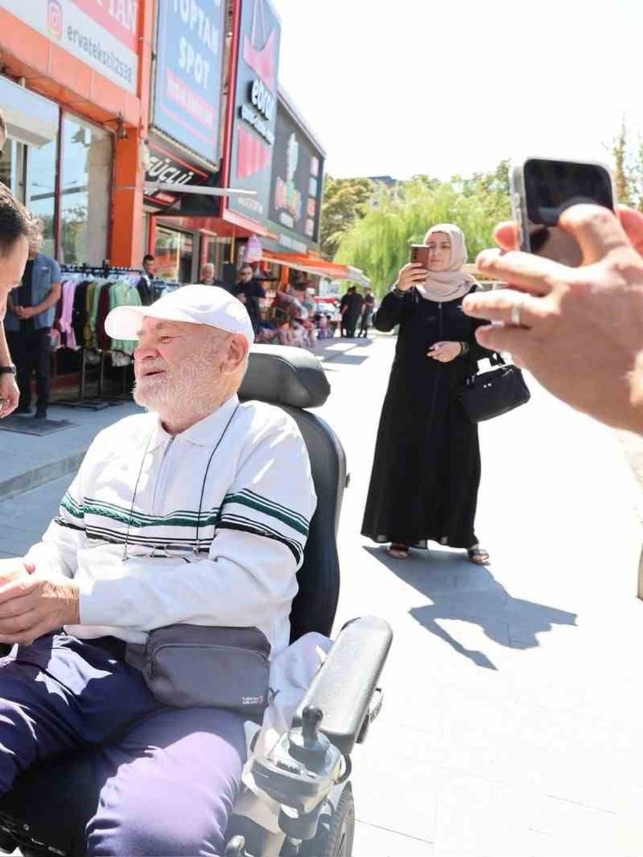 Vali Çiçek, Tacettin Veli Mahallesi’nde esnaf ve vatandaşlarla bir araya geldi