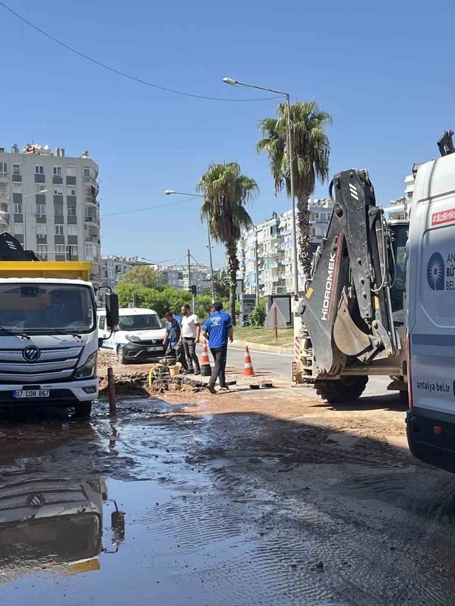 Antalya’da patlayan su borusu caddeyi gölete çevirdi