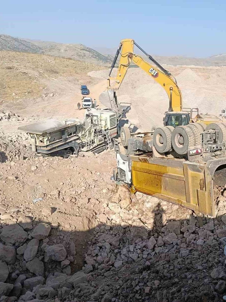 Hafriyat kamyonu devrildi: Sürücü yaralandı