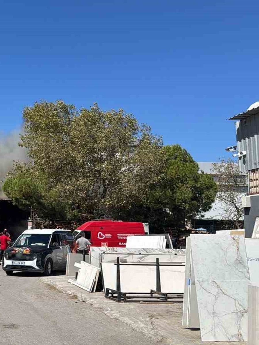 Edremit Zeytinli Sanayi Bölgesi’nde fabrika yangını: Ekipler seferber oldu