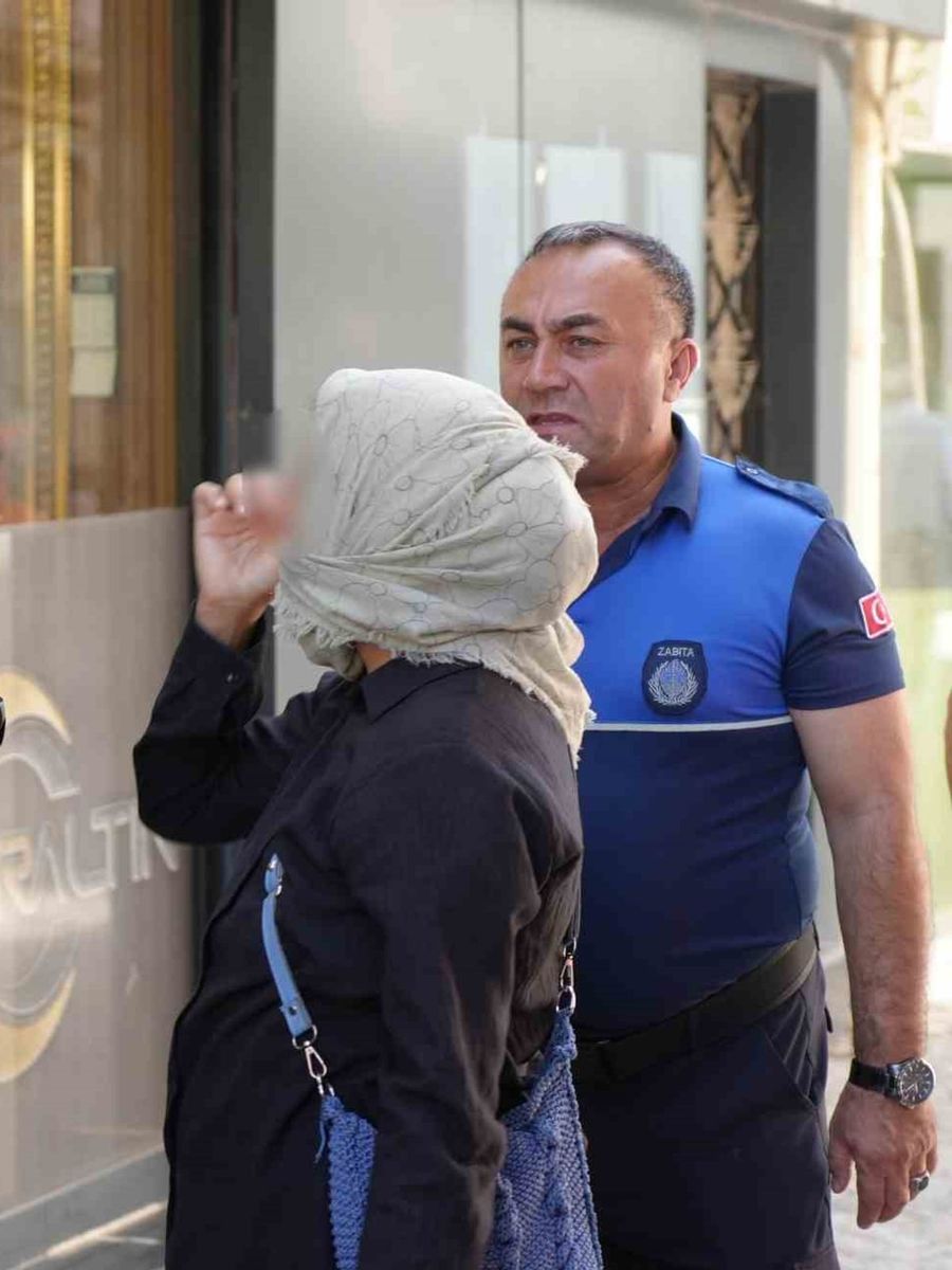 Dilenci denetiminde ilginç anlar: Zabıtaya yakalandı, kamerayı görünce alkışladı