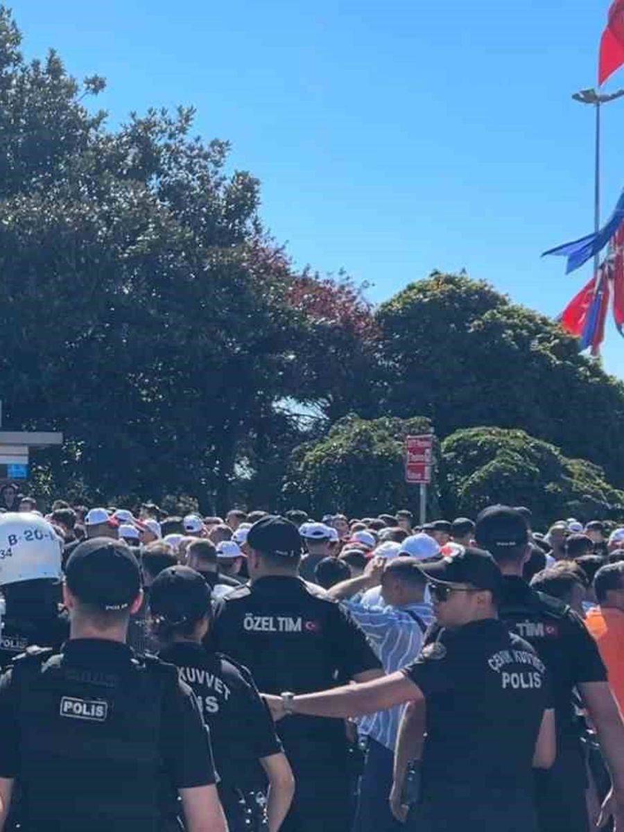 İstanbul Büyükşehir Belediyesi önünde olaylı eylem