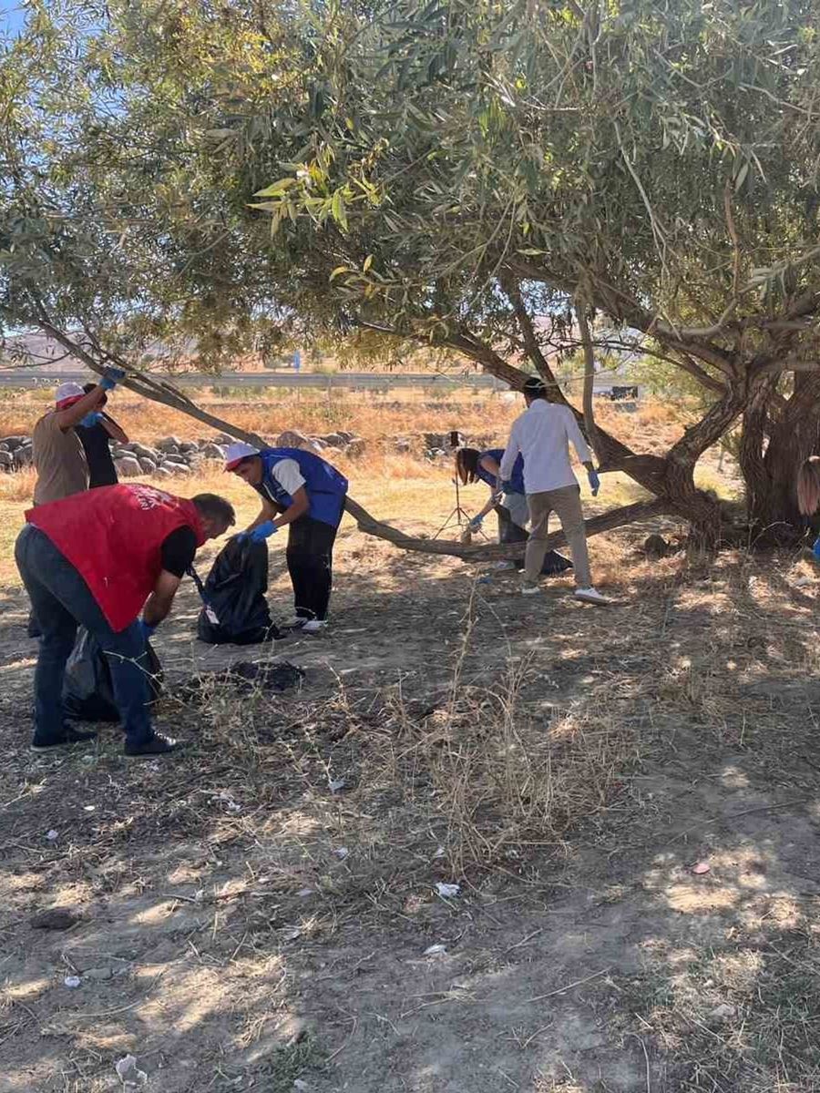 Varto’da gönüllülerden çevre temizliği