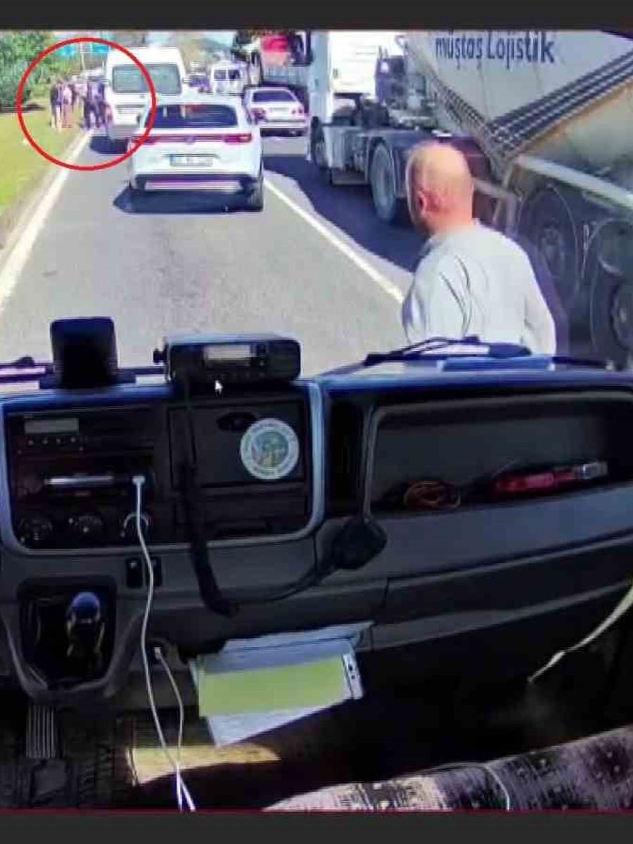 Yolda fenalaşan vatandaşı gördü, araçtan inip Heimlich manevrasıyla kurtardı