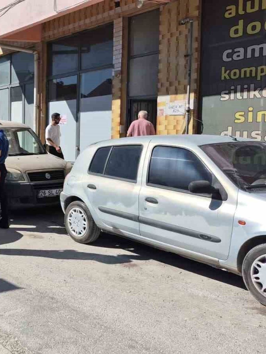 Aracını çekmek için gelmişti, direksiyon başında hayatını kaybetti