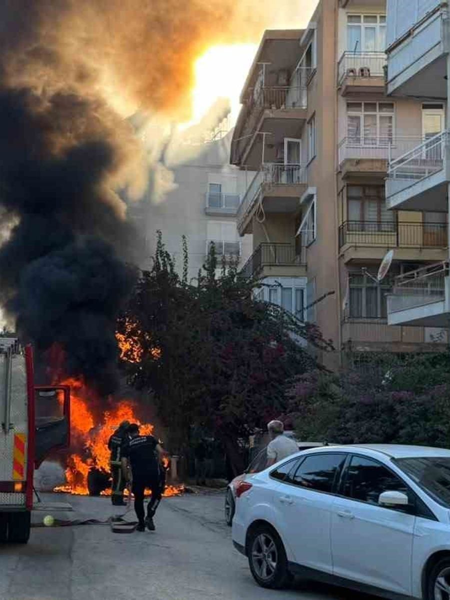 Park halindeyken yanan lüks araç küle döndü
