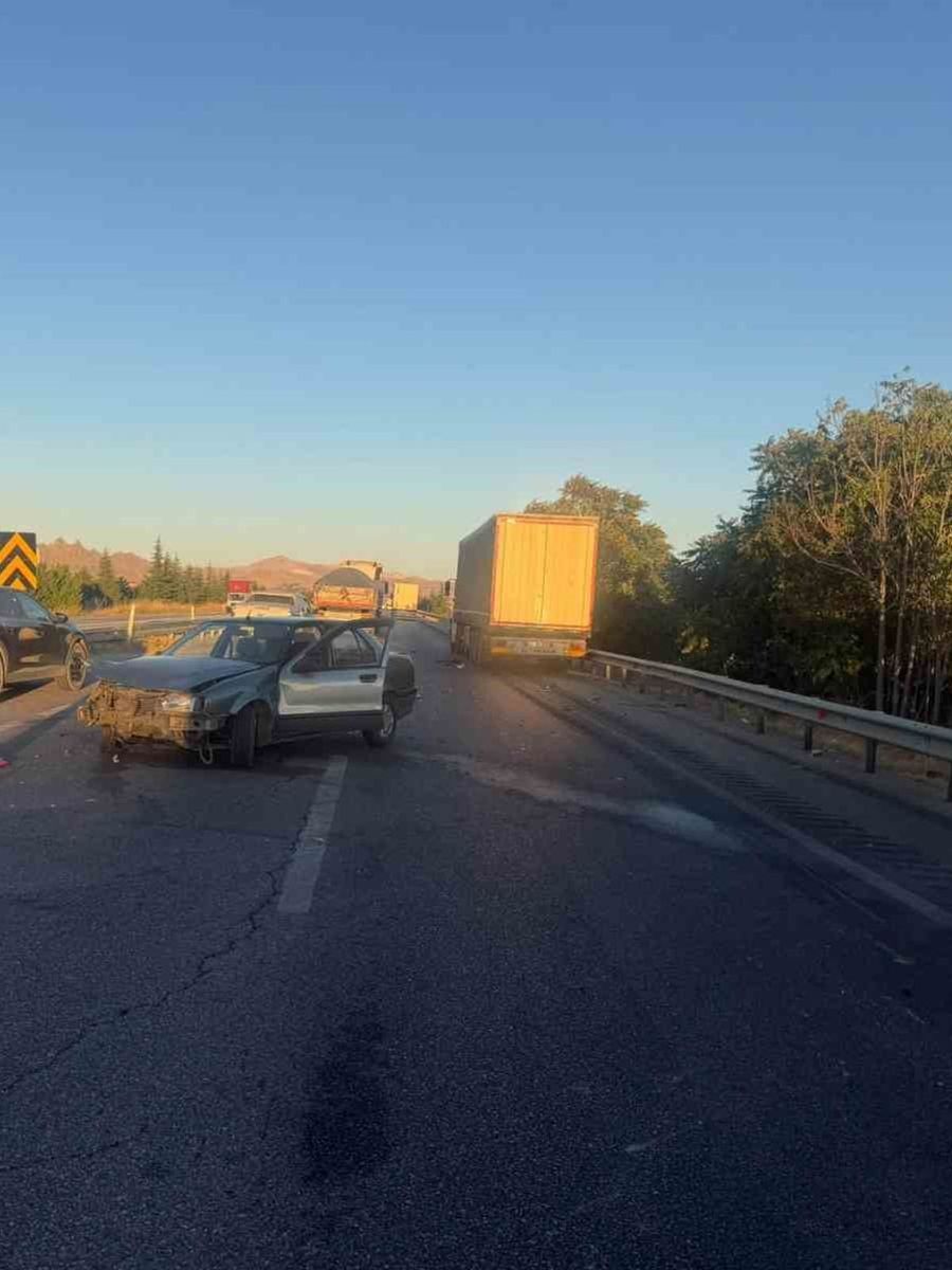 Tıra çarpan otomobilin sürücüsü yaralandı