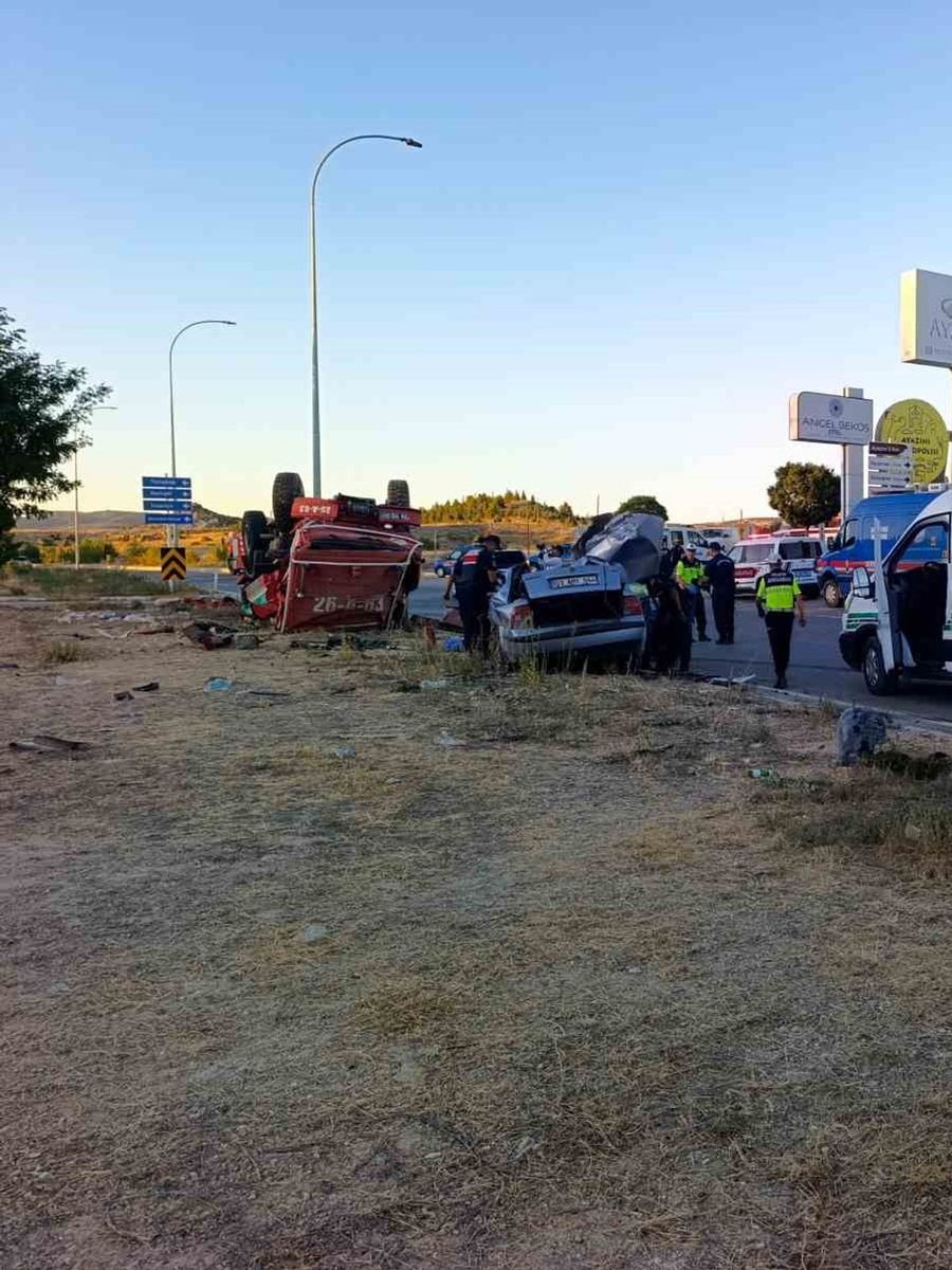 Orman yangınından dönen arazöz otomobille çarpıştı: 1 ölü, 4 yaralı