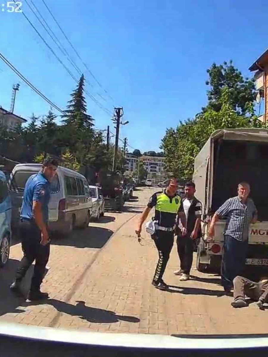Kalp krizi geçiren 68 yaşındaki adamı polis hayata bağladı