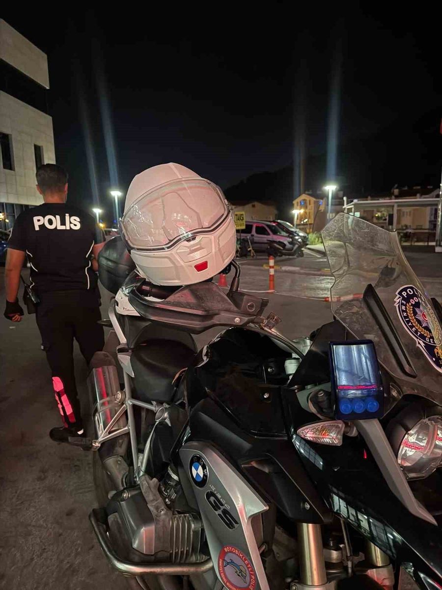 Marmaris’te ‘dur’ ihtarına uymayan 15 yaşındaki sürücü polise çarptı
