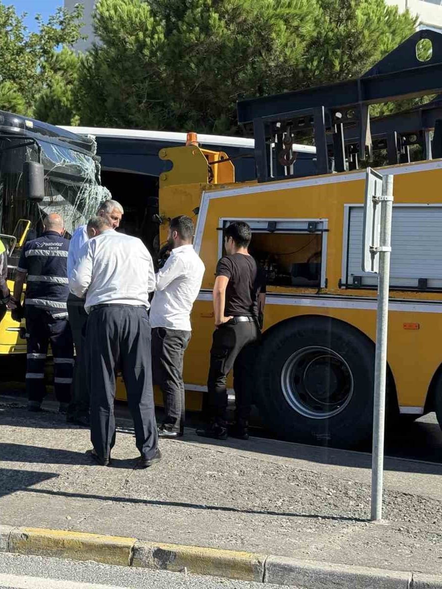 Beşiktaş’ta İETT otobüsüyle iş makinesi çarpıştı:1’i ağır 5 yaralı