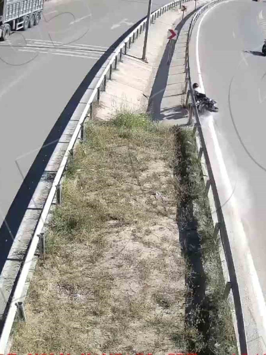 Bariyerlere çarpan motosiklet sürücüsü hayatını kaybetti