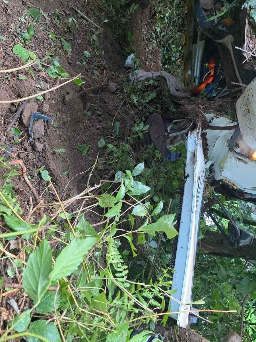 Kemalpaşa’da çay kamyonu şarampole yuvarlandı: 1 ölü