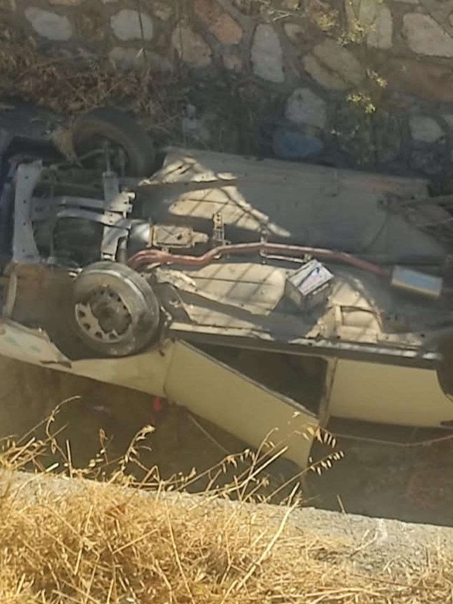 Çaldıkları otomobille dereye uçtular