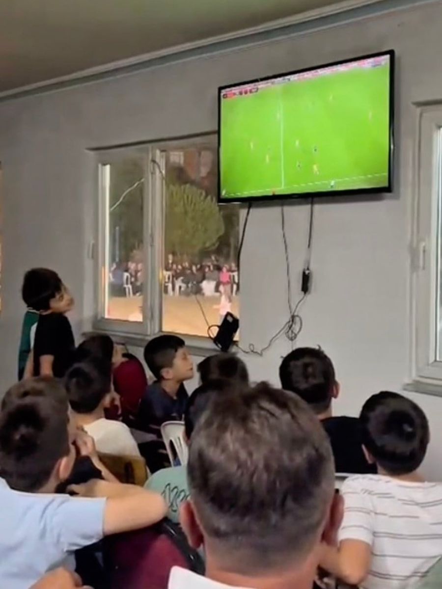 Düğüne Çorum FK maçı arası: Dışarıda halay çektiler, içeride maç izlediler