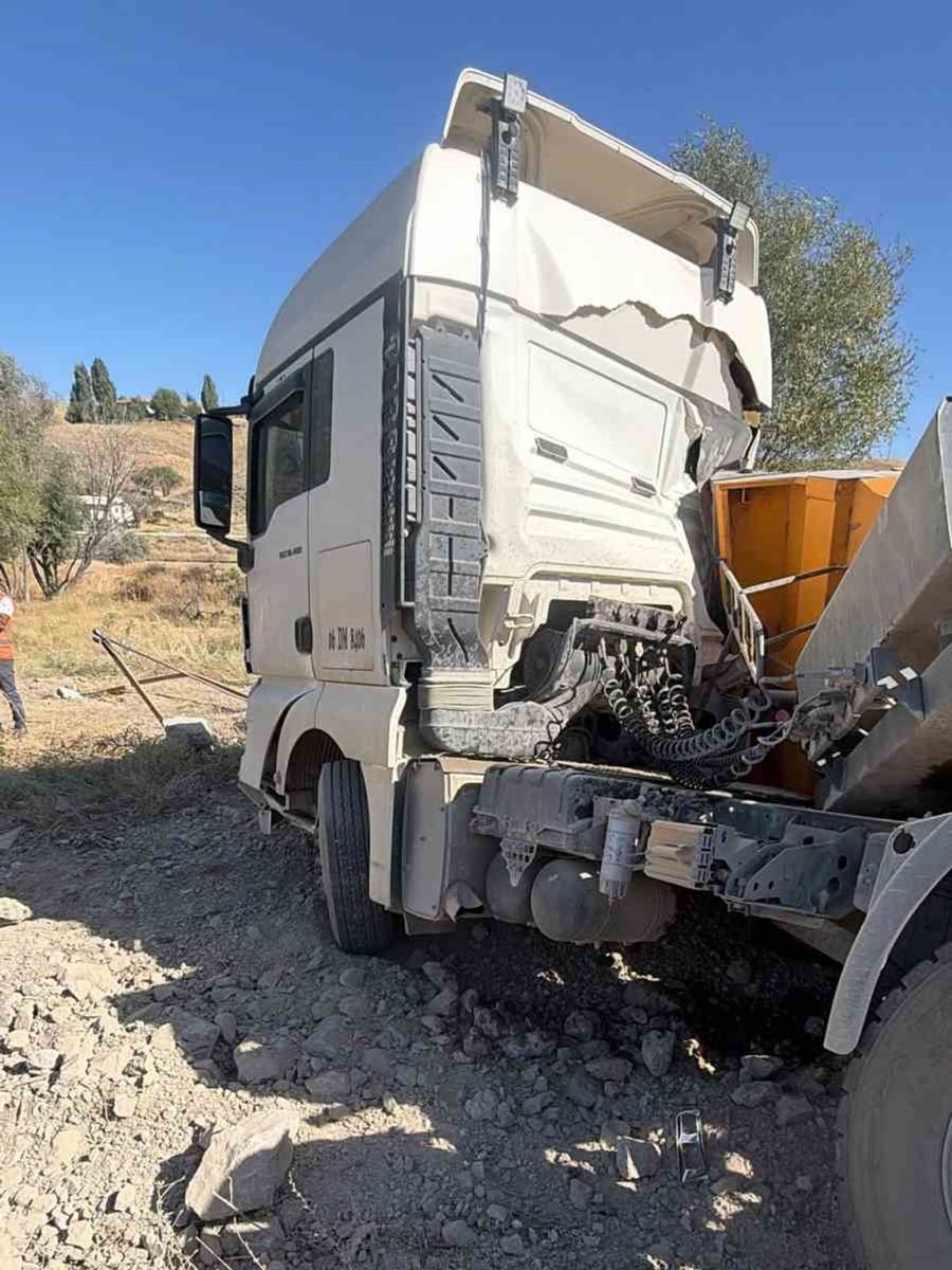 Ankara’da kontrolden çıkan tır devrildi