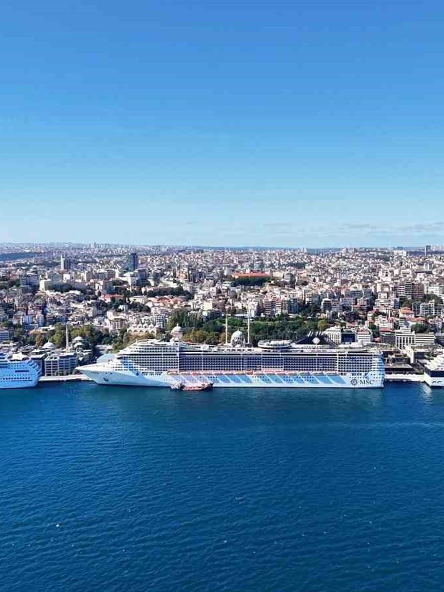 İstanbul siluetine eşlik eden 3 kruvaziyer havadan görüntülendi