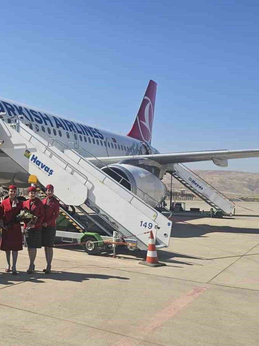 Yenilenen Siirt Havalimanı’na ilk yolcu uçağı indi