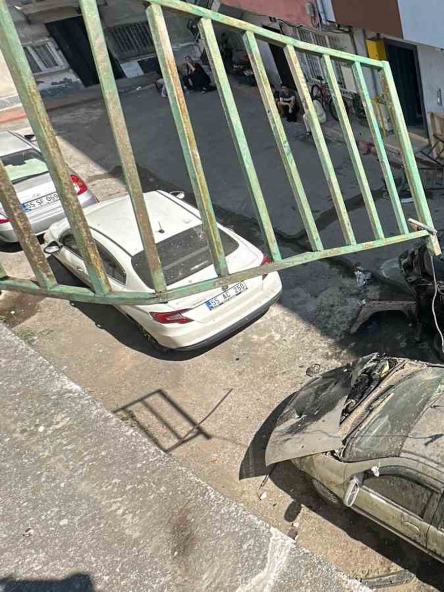 Pikap 5 metreden sokağa uçtu: 2 yaralı