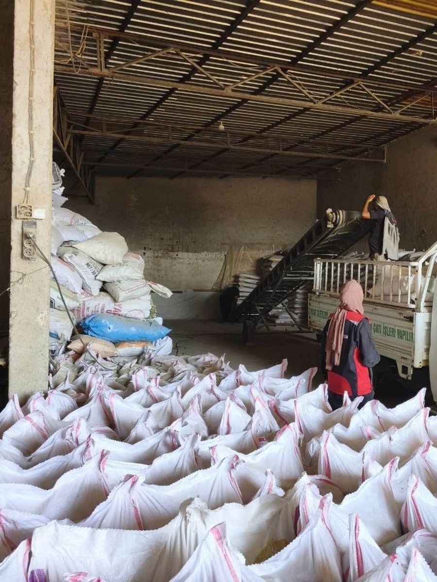 Kozan’da yangından etkilenen hayvan yetiştiricilerine 24 ton yem desteği