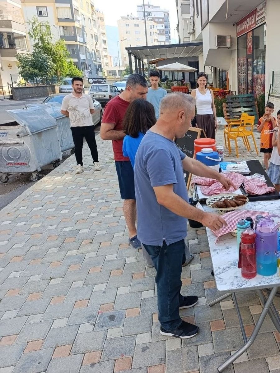 Adana’da çocuklar orman yangınından etkilenen vatandaşlar için tezgah açtı