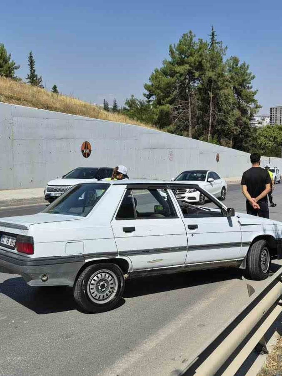 Otomobil bariyerlere çarptı: 2 yaralı