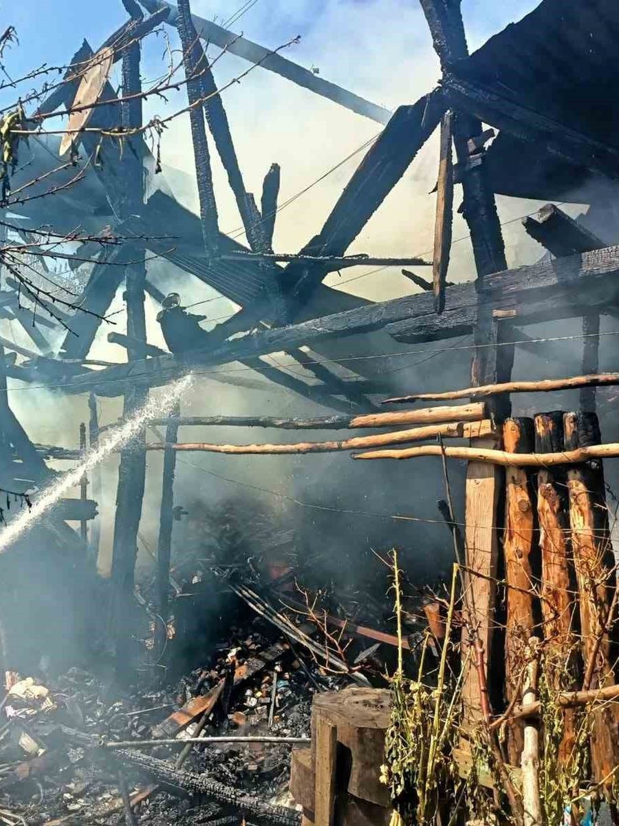 Mersin’de eski köy evi alevlere teslim oldu