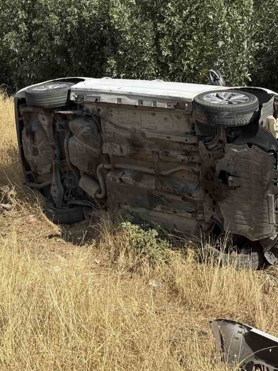 Virajı alamayan sürücünün otomobili devrildi