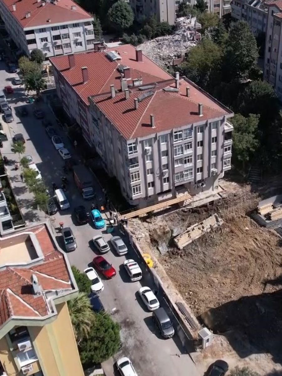Bahçelievler’de 5 katlı binanın istinat duvarı çöktü