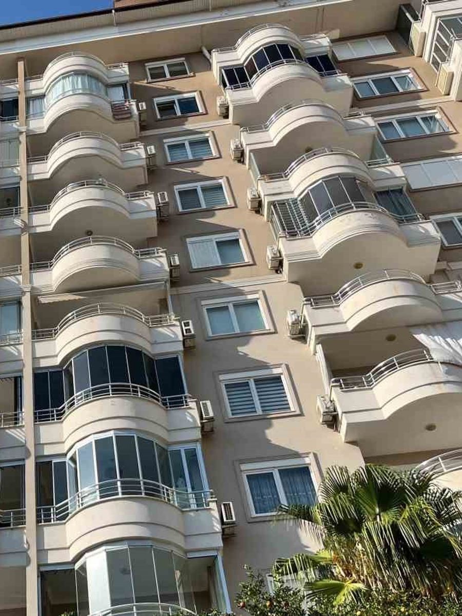 Alanya’da daireden gelen duman ekipleri alarma geçirdi