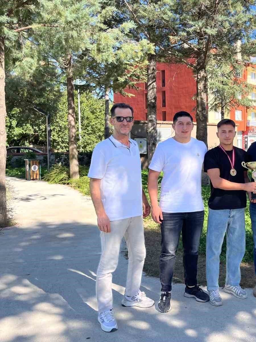 Pazarlar’da 3 ay önce kurulan güreş takımı ilk şampiyonluğunu kazandı