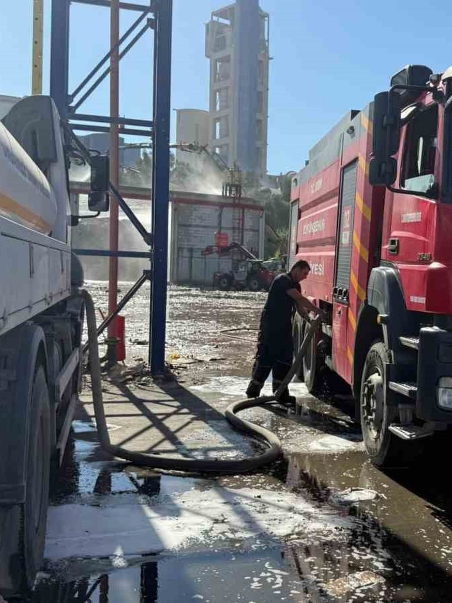 Söke’deki kağıt fabrikası yangınına itfaiyeden hızlı müdahale