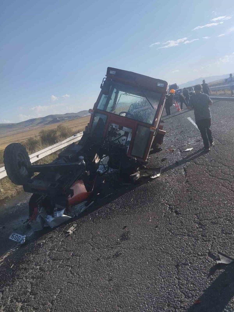 Kars’ta traktörle otomobil çarpıştı: 6 yaralı
