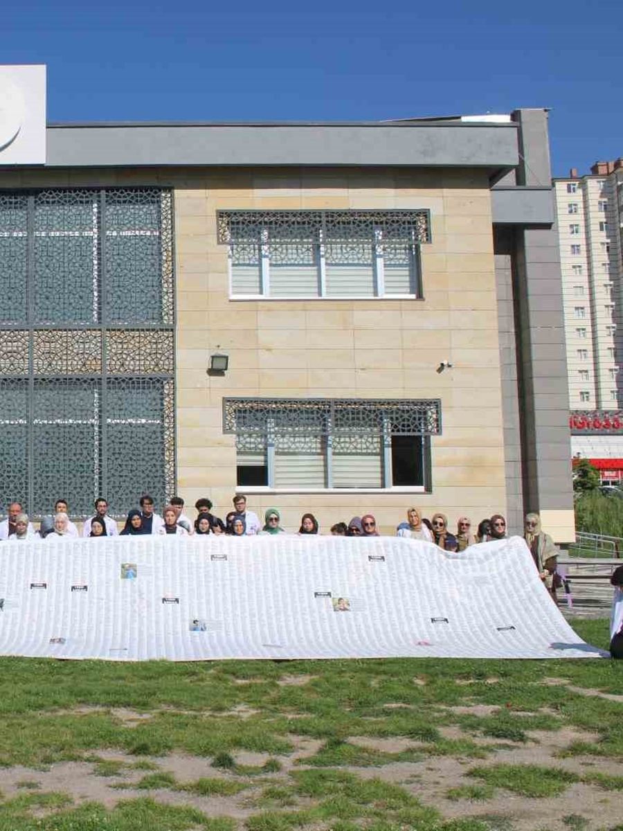 Gazze’de ölen çocukların ismi 12 metre uzunluğundaki pankarta sığmadı